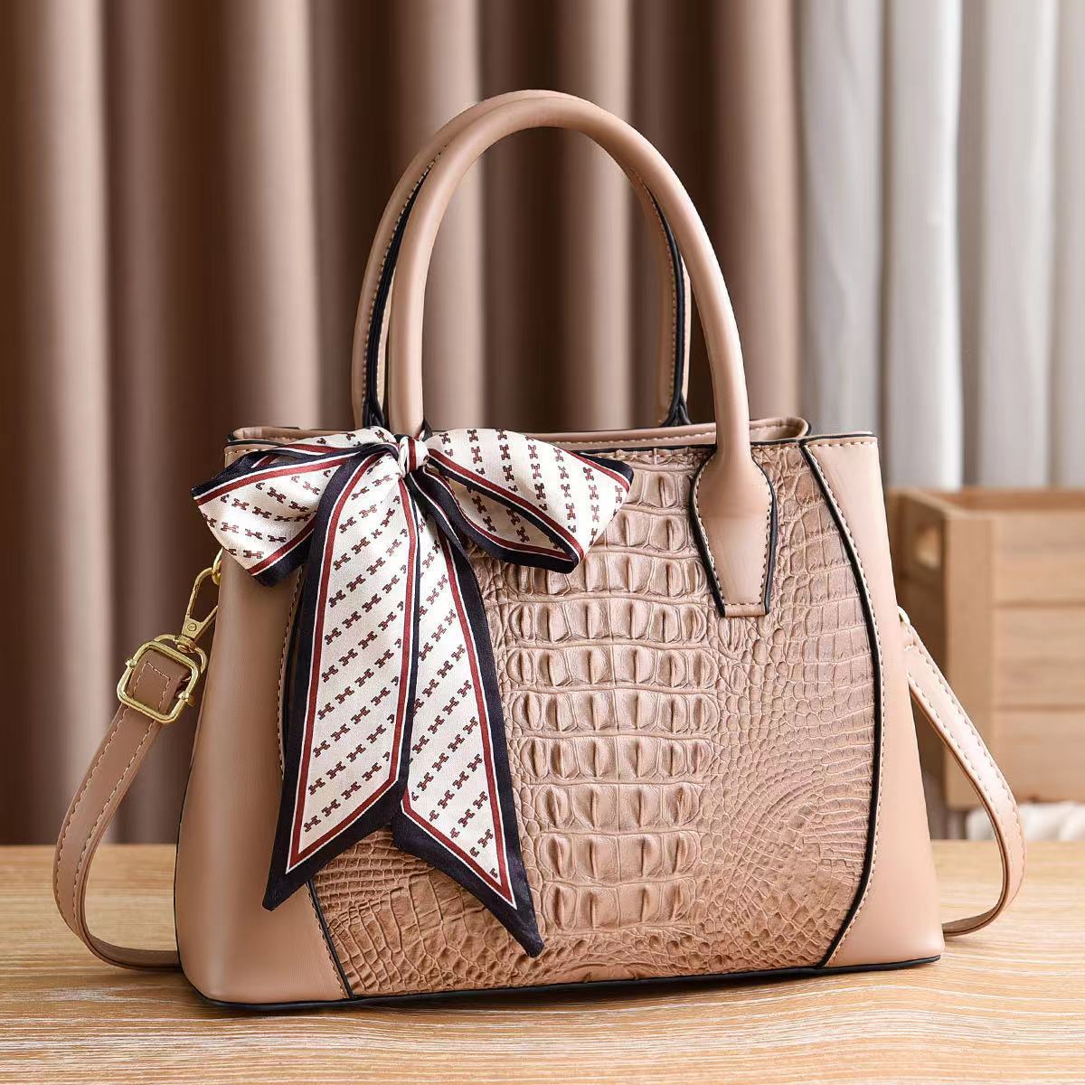 Cross-border women's bag 2023 New style European and American crocodile pattern handbag, fashionable and trendy, large-capacity single-shoulder crossbody women's bag Specification drawing