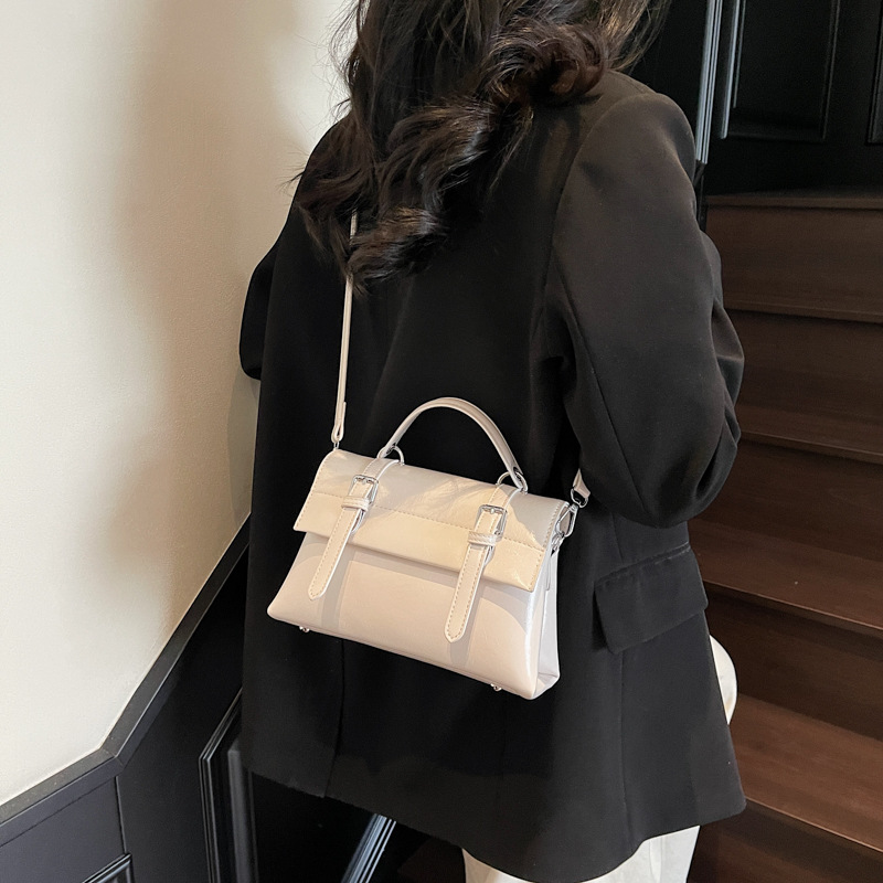Retro college style handbag, 2025 new Korean soft leather single-shoulder bag, high-end crossbody messenger bag Application Scenario
