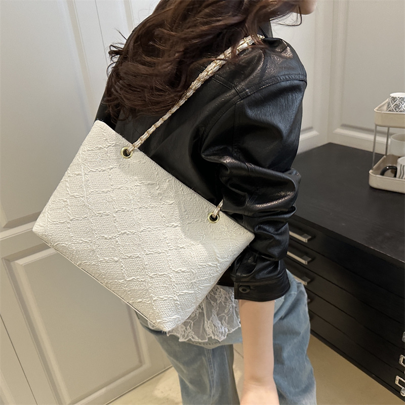 Trendy and fashionable women's single-shoulder underarm bag 2025, large-capacity simple tote bag for women, student commuting to school details Picture