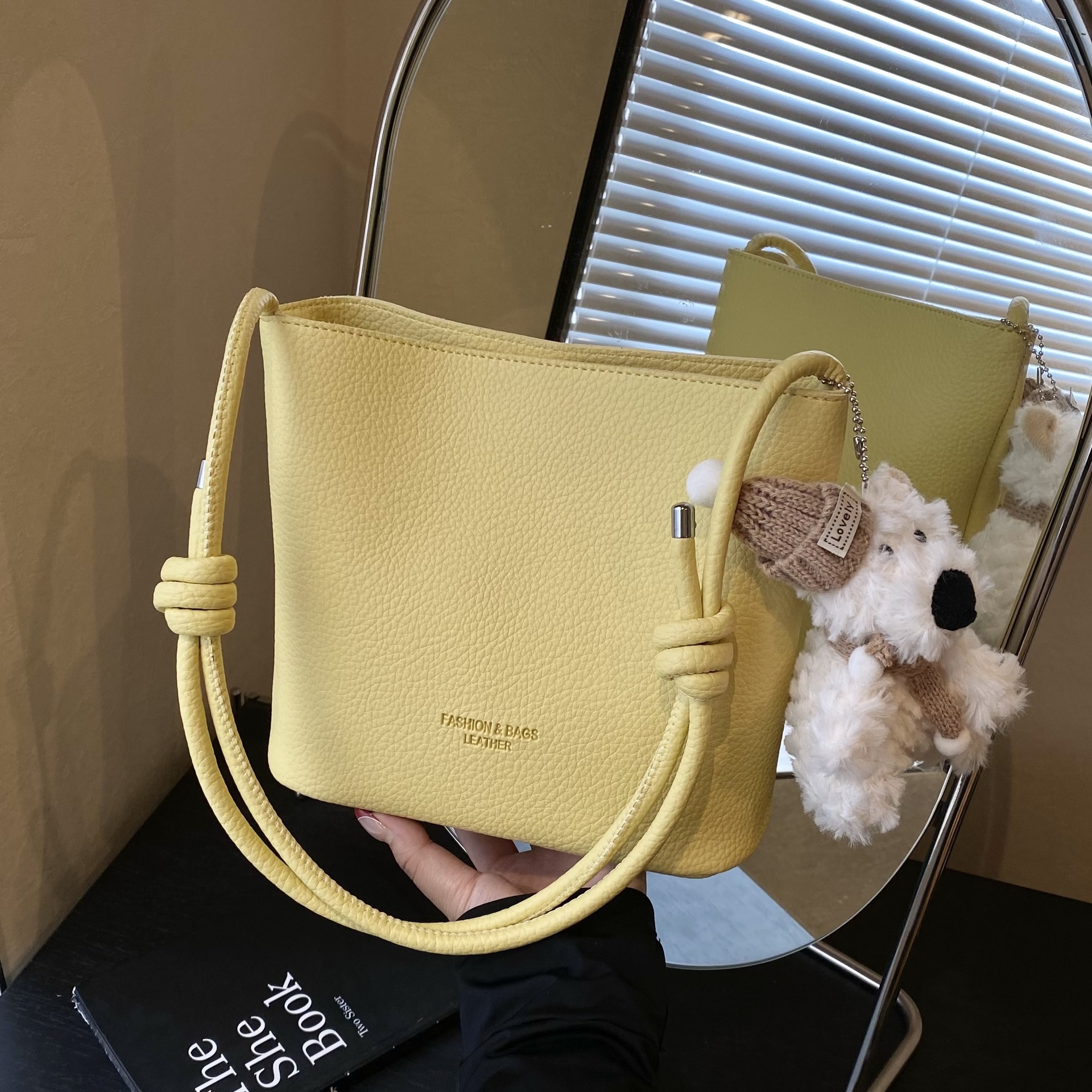 A trendy and fashionable 2025 Korean underarm bag for women with lychee patterns and a versatile Instagram crossbody bag full figure