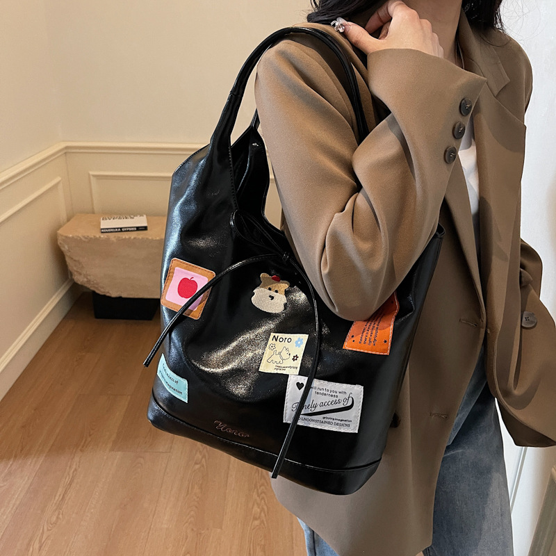 Fashionable, casual, versatile, large-capacity backpack for women 2025, new stylish single-shoulder bag, simple hand-held tote bag Application Scenario