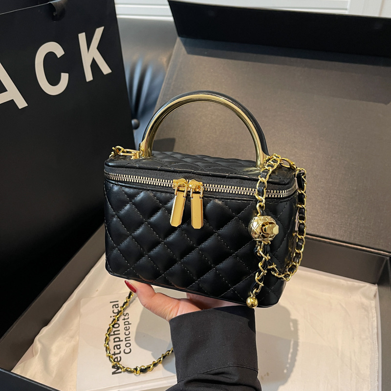This is a retro and fashionable box bag with a 2025 new style of Chanel-style diamond-shaped casual square bag. It is a high-end single-shoulder women's bag details Picture