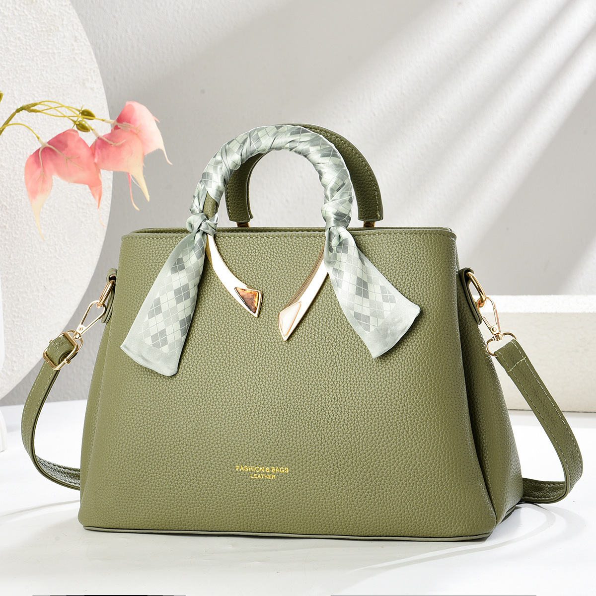 Middle-aged women's handbag 2025, a fashionable hand-held large-capacity pu women's bag for export, simple and retro single-shoulder crossbody bag Specification drawing