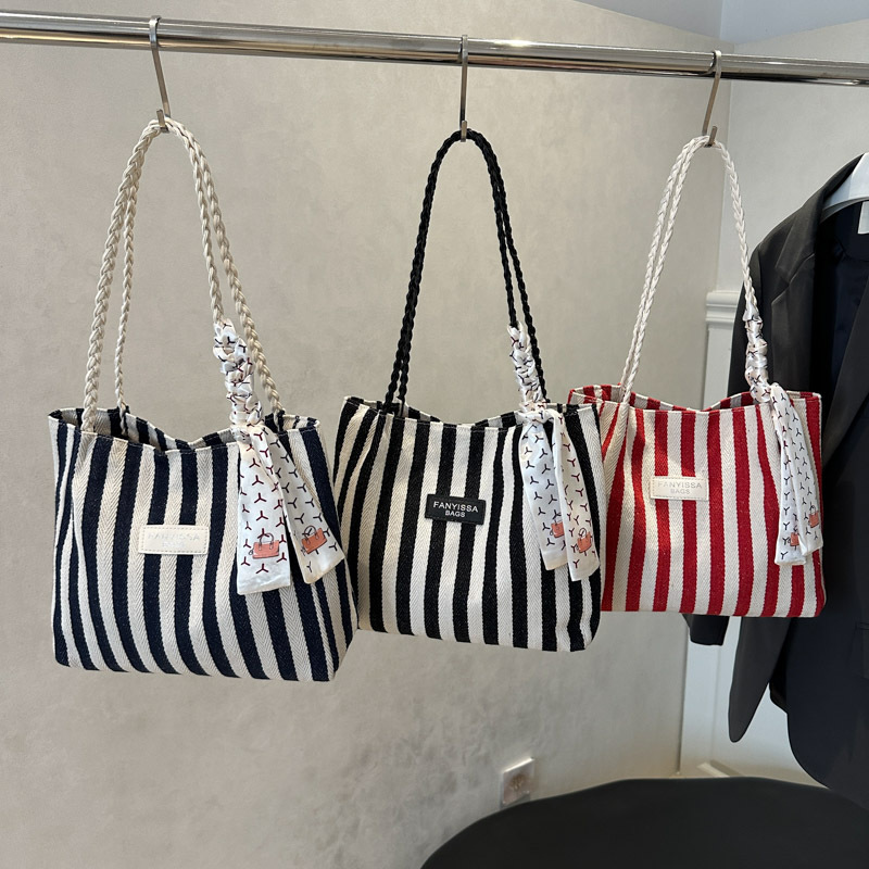 A niche, retro, artistic, simple and fresh striped casual, fashionable and stylish large-capacity single-shoulder tote women's bag Application Scenario
