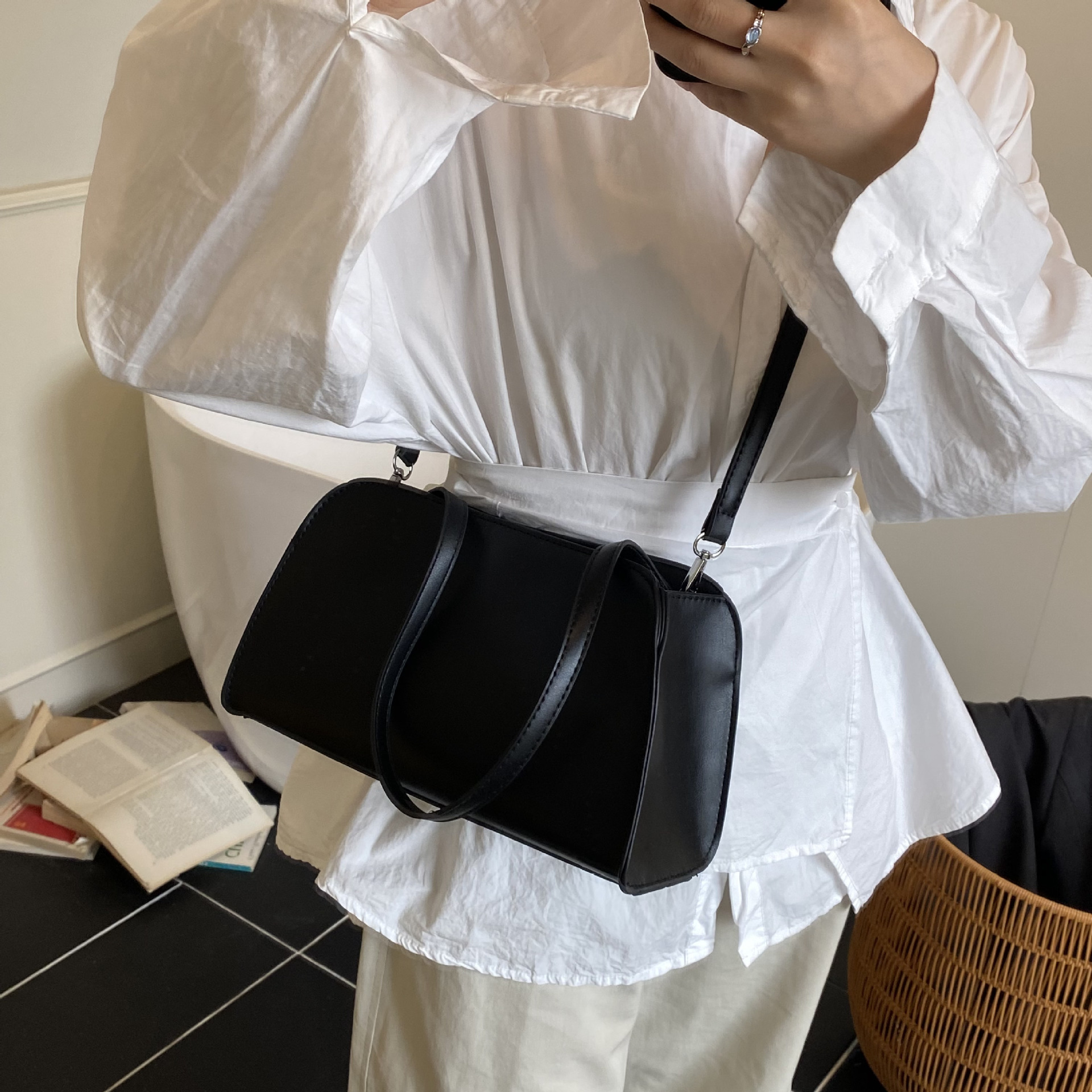 The 2025 new Boston women's bag is a niche and fashionable Korean retro handbag, a high-end single-shoulder crossbody pillow bag Application Scenario