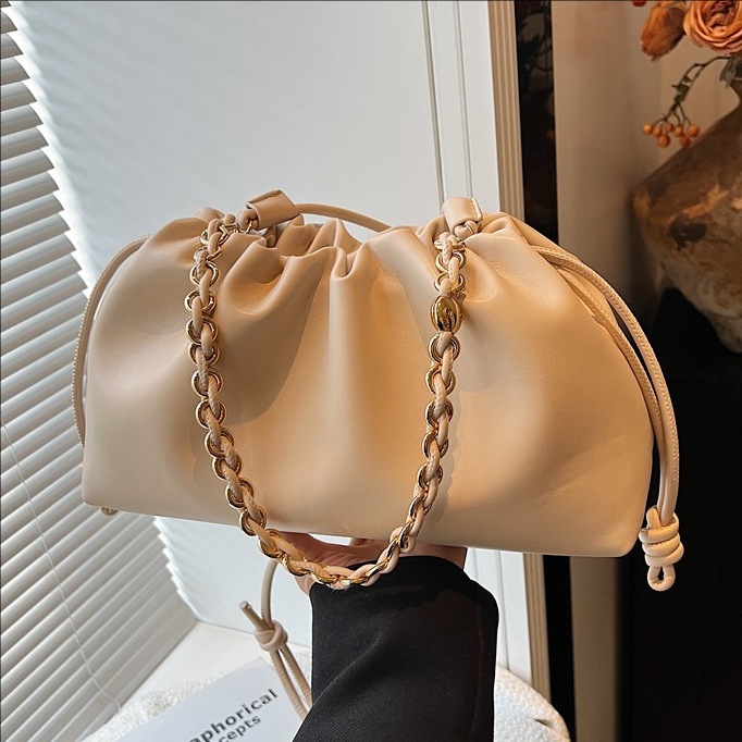 The 2025 new spring/summer high-end style lucky bag, soft leather, stylish cloud bag, drawstring, fashionable and versatile single-shoulder crossbody bag full figure