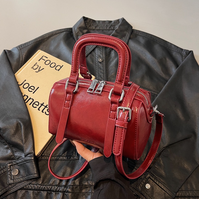 This year, the Boston Women's 2025 new retro crossbody bag is in vogue. It's a fashionable and trendy hand-held pillow bag for women details Picture