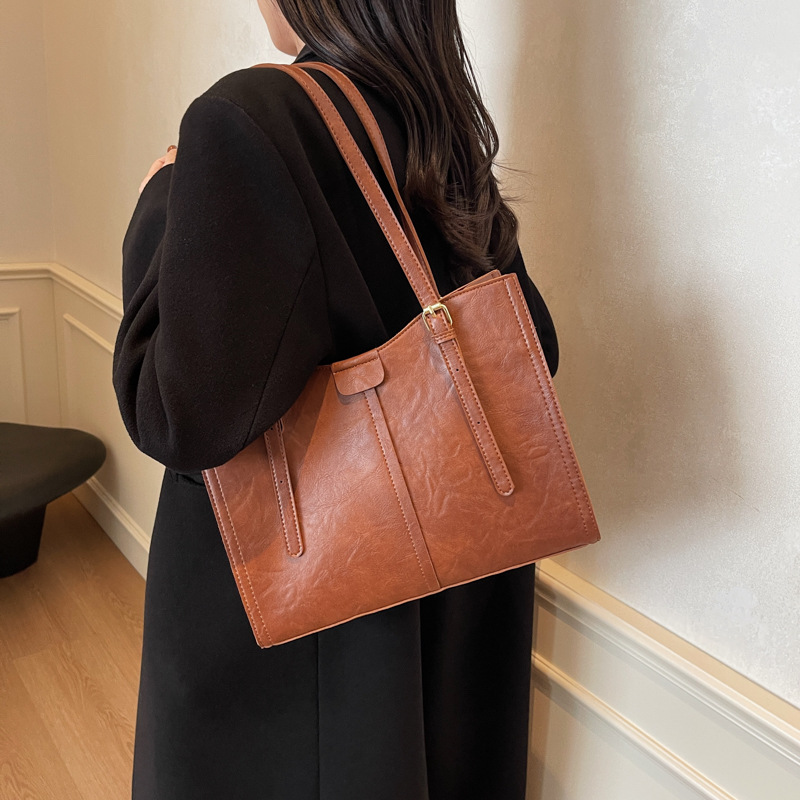 This year, large-capacity tote bags, simple and versatile single-shoulder commuter bags, are popular for women in 2024 Application Scenario