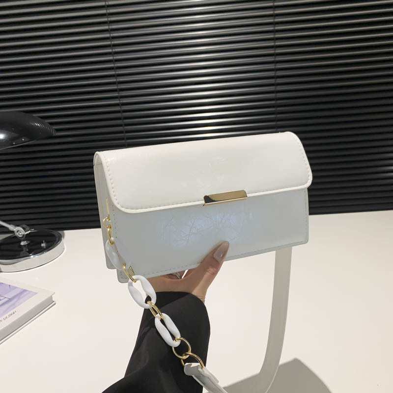 A new summer 2024 trendy, casual and versatile small square bag for women, a retro single-shoulder crossbody bag full figure