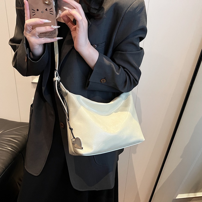 Fashionable and casual single-shoulder bag 2025 new style niche solid color underarm bag Shiny soft leather commuter bag trendy crossbody bag Application Scenario