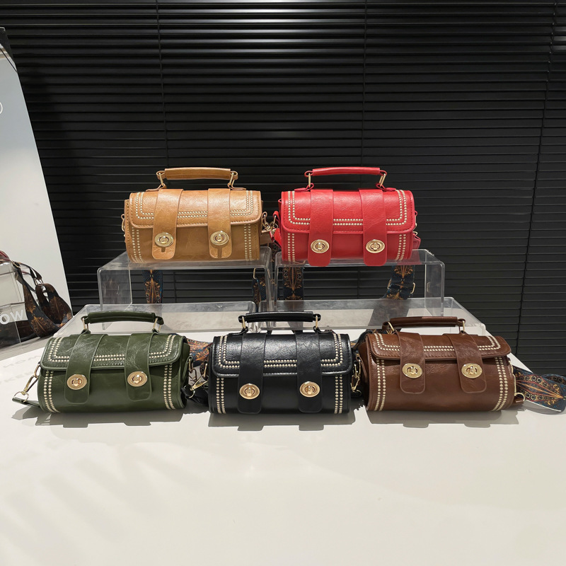 2025 New popular solid-color casual small bag for women, wide shoulder strap single-shoulder crossbody bag, fashionable small square bag Application Scenario