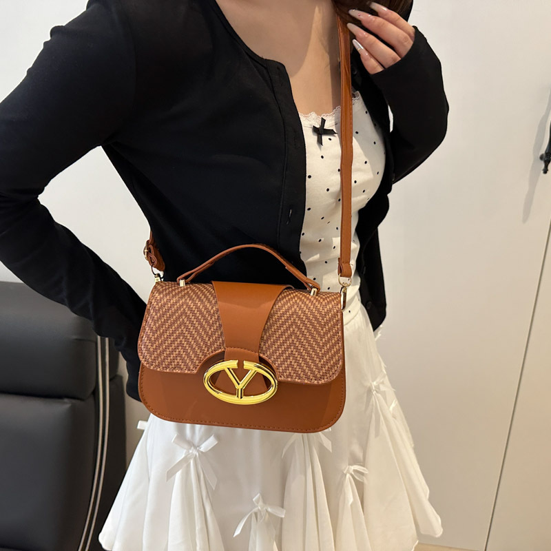 This year, the 2025 new stylish and retro crossbody bag for women is in vogue. It's a versatile bag for women Specification drawing