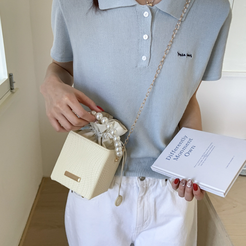 This is a trendy and stylish bucket bag designed for the summer of 2025. It is a fresh and elegant single-shoulder crossbody bag for women details Picture