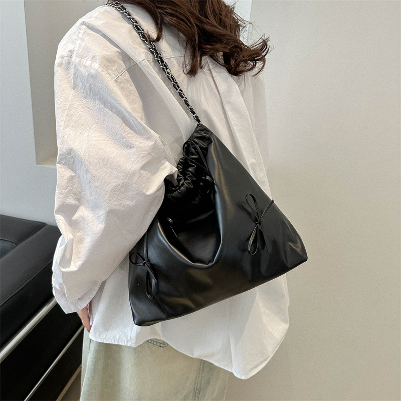 This French niche pleated design handbag is a new spring fashion, versatile, simple and stylish bucket crossbody bag for women Specification drawing