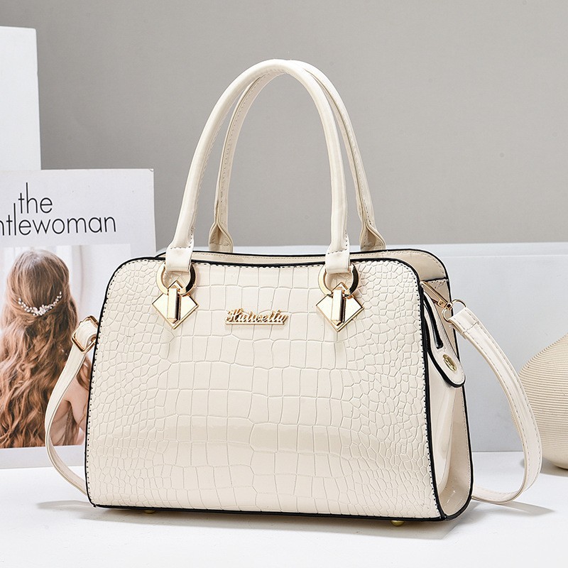 The 2024 new trendy single-shoulder crossbody bag for women is fashionable and versatile. It's a large-capacity bag for middle-aged moms full figure