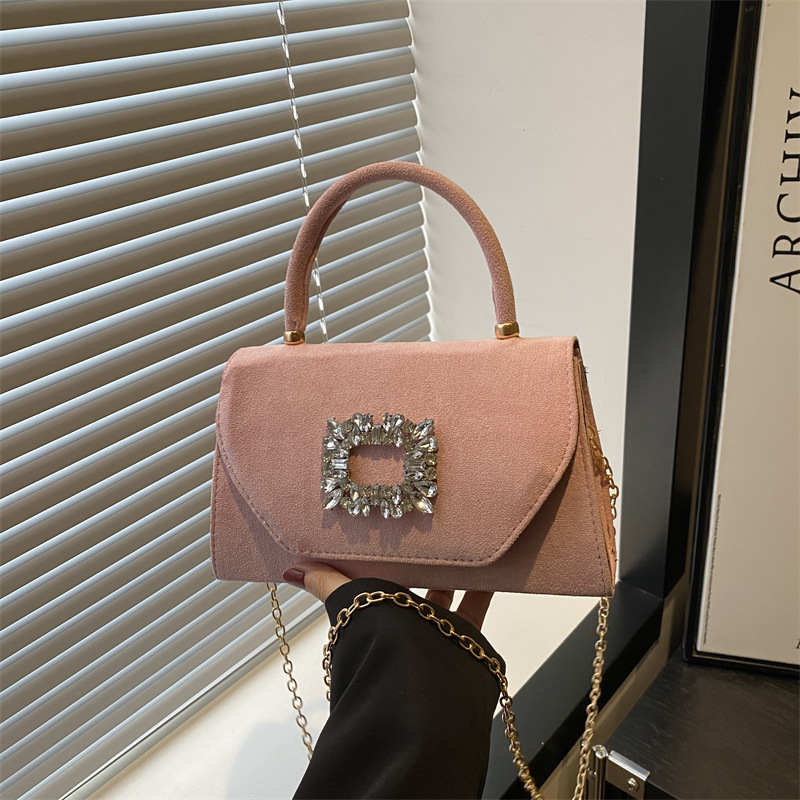 This year, the trendy small square bag for women in 2025 features a chain bag that is both fashionable and simple, as well as a single-shoulder bag with a high-end feel full figure