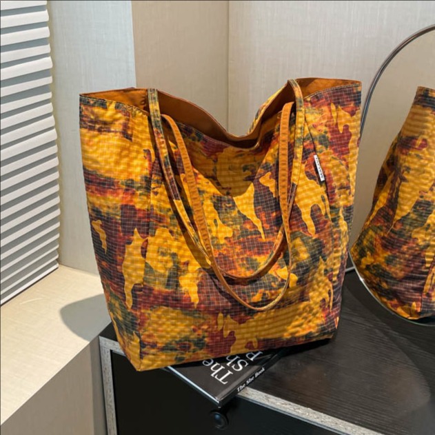 Camouflage tote bag, cool underarm bag, new summer 2025 lightweight canvas bag for going out, large-capacity single-shoulder bag full figure