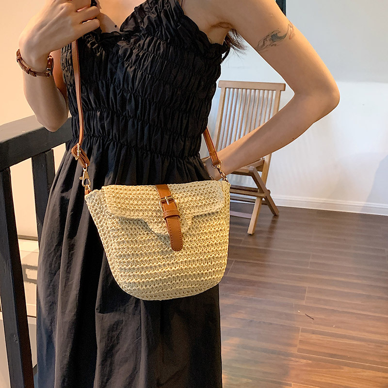 Summer's popular woven straw bags, women's vacation beach bags, versatile crossbody small bags, single-shoulder bags, and retro saddle bags details Picture