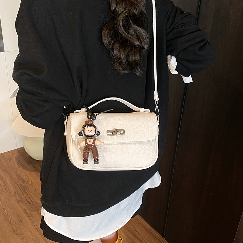 The 2025 new niche design, trendy and versatile hand-held small square bag, is a fashionable, stylish and high-end single-shoulder crossbody bag for women details Picture