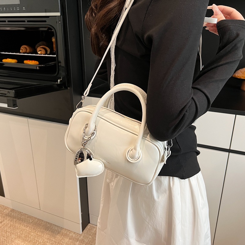Cross-border high-end quality trendy hand-held bowling bag for women 2025 New Korean style fashionable and niche single-shoulder crossbody bag details Picture