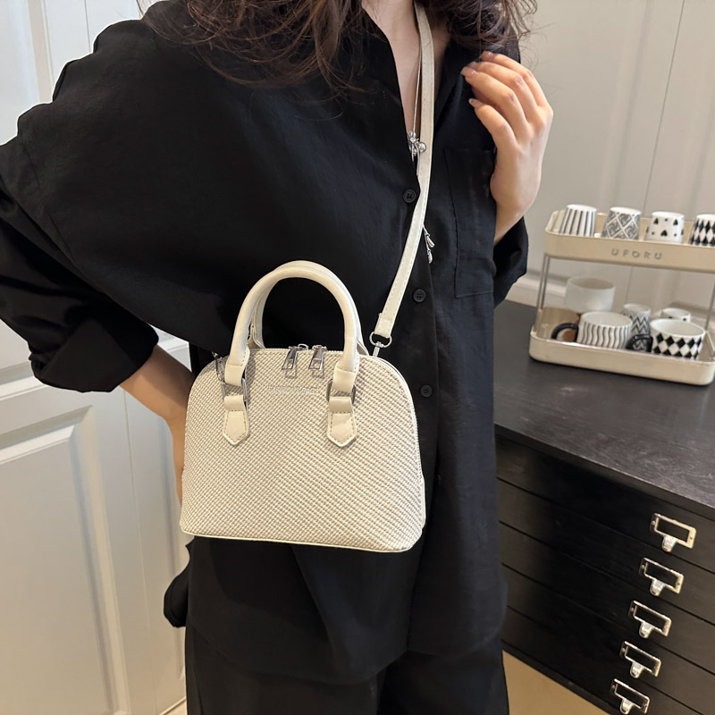 2025 Summer Fashion, high-end texture, hand-held shell bag, retro crocodile pattern, versatile and trendy single-shoulder crossbody bag details Picture
