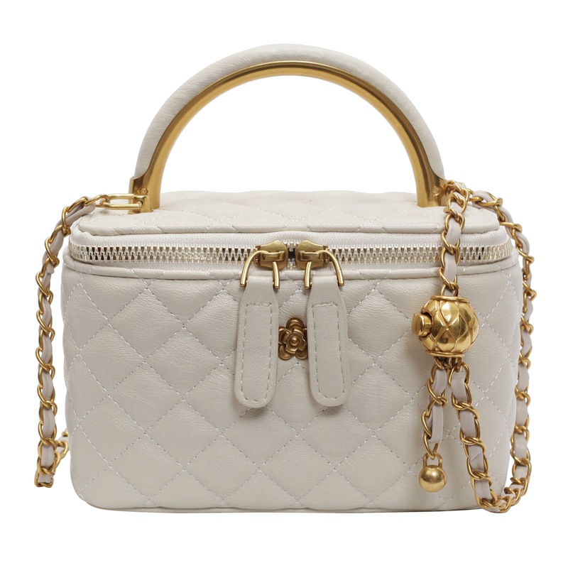 This vintage and fashionable box bag is a new 2025 style chanel-style diamond-shaped small square bag with a high-end feel. It's a casual single-shoulder women's bag Item Picture