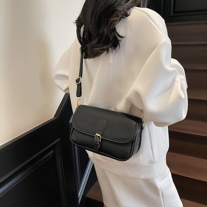 A high-end and fashionable small square bag for women in 2025, a stylish and versatile single-shoulder bag in a simple solid color crossbody Application Scenario