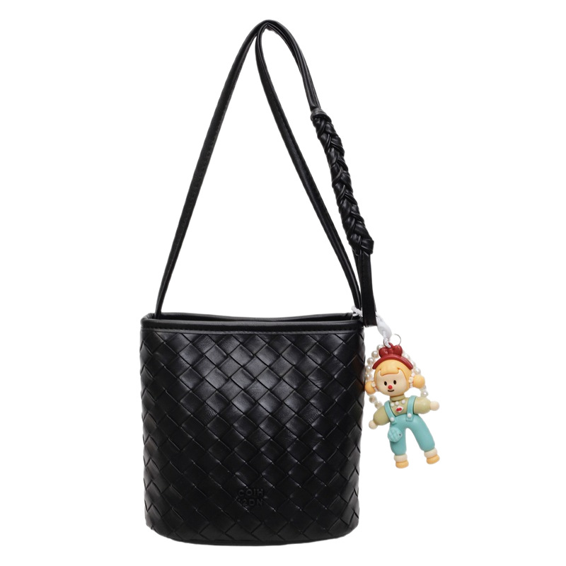 A cross-border niche design, simple and versatile commuting woven bucket bag, a new fashionable single-shoulder crossbody bag for women in summer 2025 Item Picture
