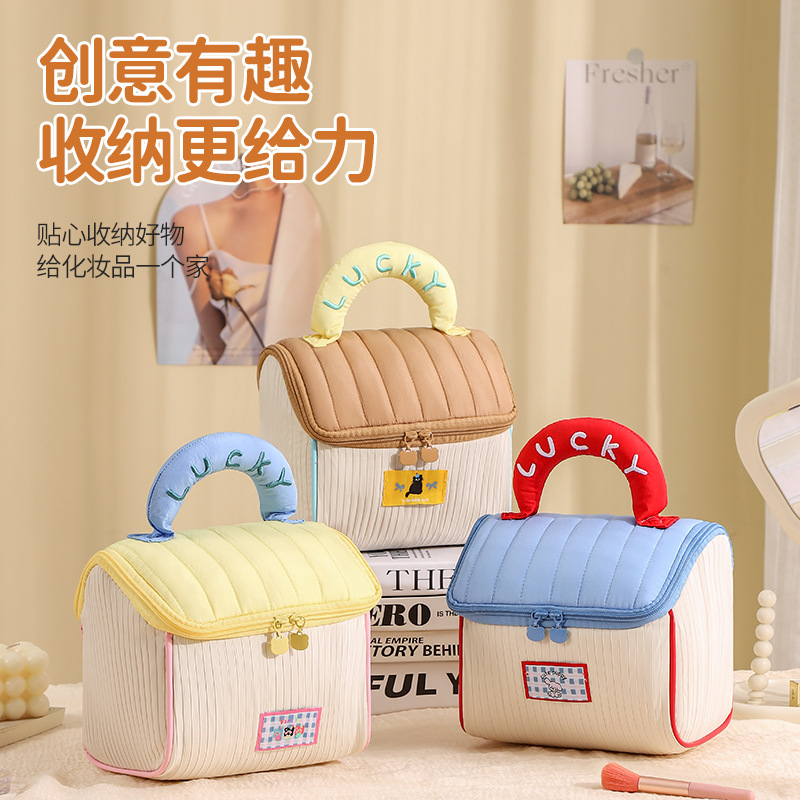 Runhui's new fun little house makeup bag is a cute and large-capacity portable storage bag with a high level of appearance full figure