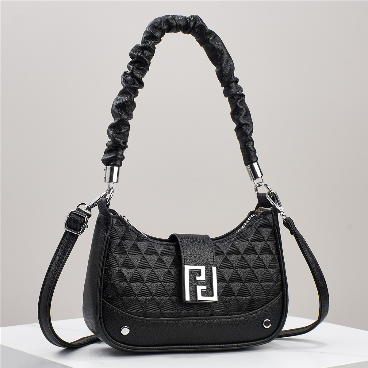 A niche design chain women's bag, 2025 new style, sweet and cool, spicy girl style, single-shoulder armpit bag, versatile crossbody bag details Picture