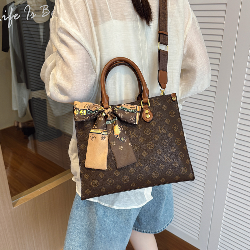 This high-end, light luxury, niche design printed handbag is a new style for women in 2025. It is fashionable and versatile, suitable for single-shoulder and crossbody wear Application Scenario