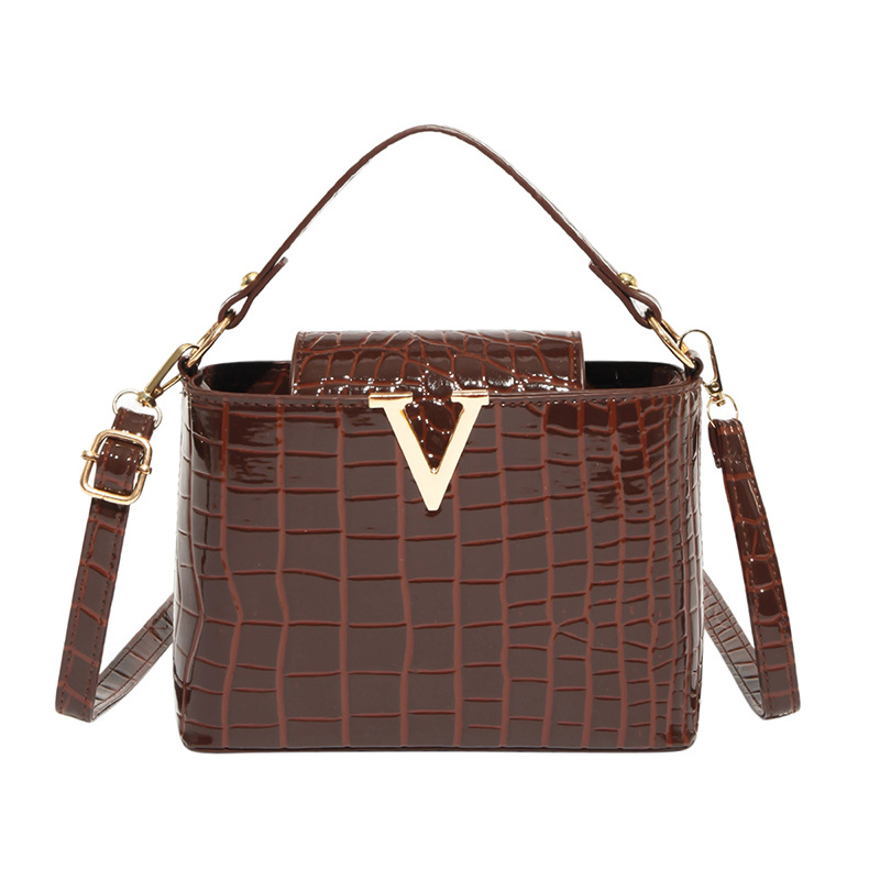 Cross-border Trend 2025 Summer Crocodile Pattern V-shaped handbag, large-capacity tote bag, commuter high-end single-shoulder bag Item Picture