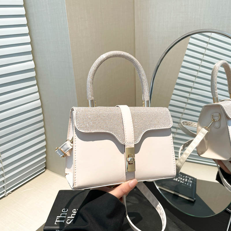 The new cross-border single-shoulder crossbody bag is a fashionable and trendy handbag with a high-quality and elegant look. It's a bag for both mothers and women full figure