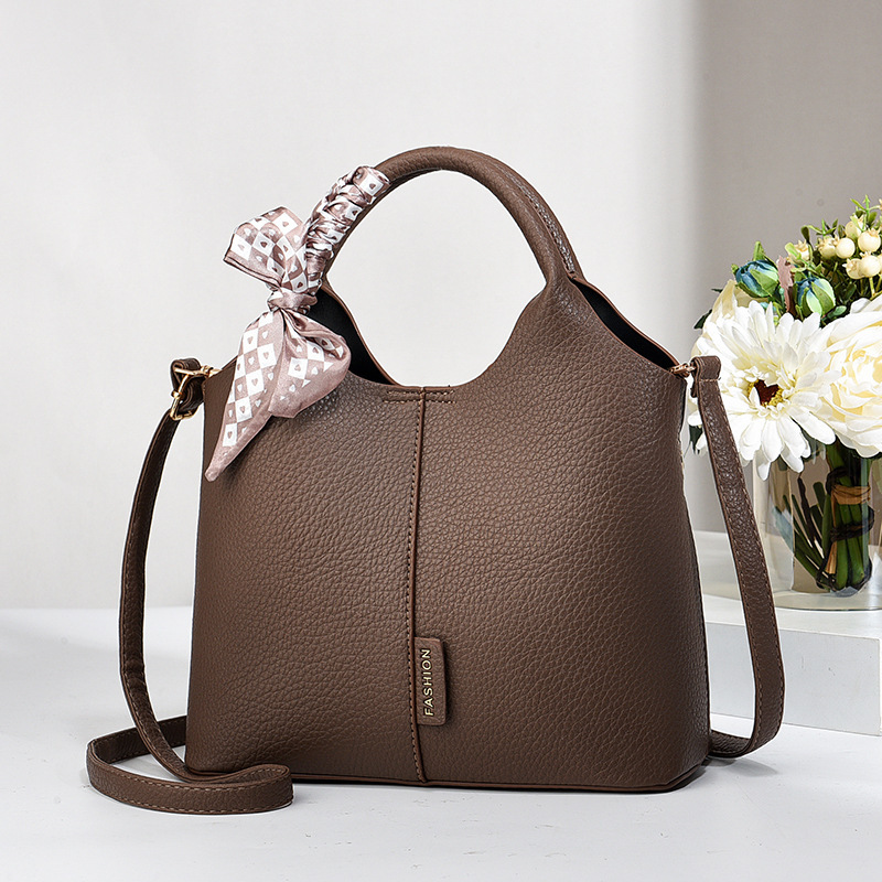 The 2024 new style of fashionable women's handbag, the "Vegetable basket Bucket Bag", is a stylish and large-capacity single-shoulder crossbody bag with a grand European and American style Specification drawing