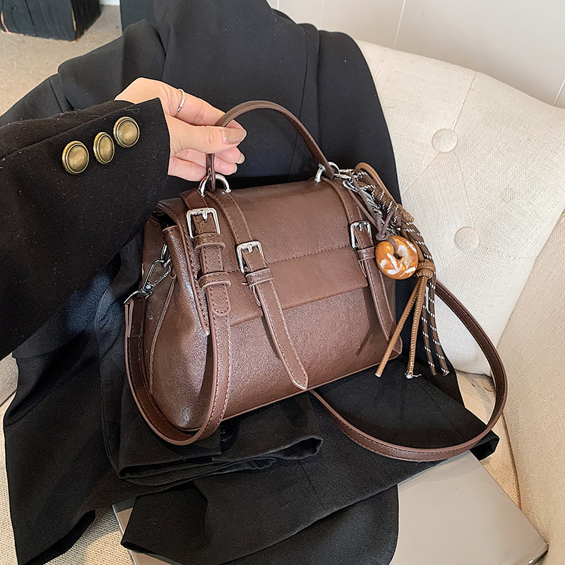 A niche British college style handbag for 2025, a fashionable and trendy single-shoulder crossbody bag, a casual and retro messenger bag full figure