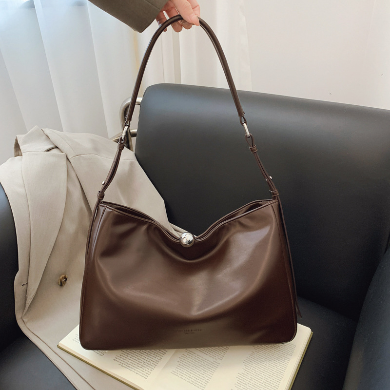 A large capacity bag for women, a new 2025 simple single-shoulder crossbody bag, a fashionable and casual tote bag for work and commuting Application Scenario