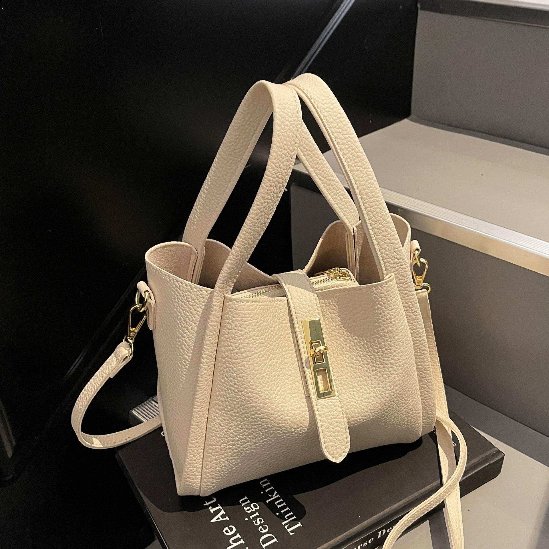This is a new 2025 trendy, fashionable, casual and versatile single-shoulder bag for women with lychee patterns. It is also a commuter crossbody bucket bag full figure