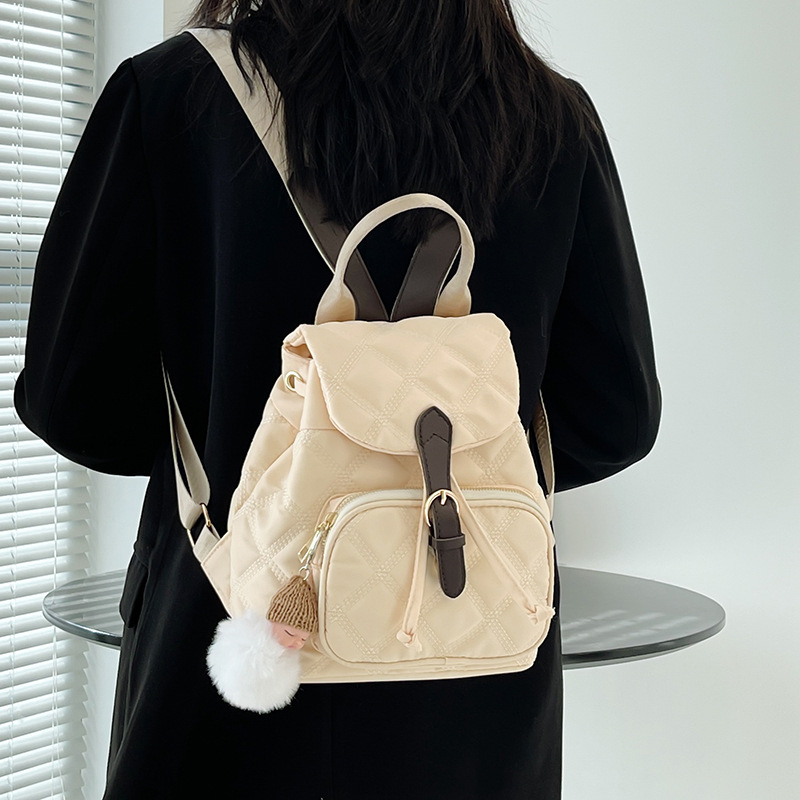 Casual nylon fashionable diamond-shaped backpack for women, 2022 new style, popular and trendy, large-capacity, versatile schoolbag for junior and senior high school students Application Scenario