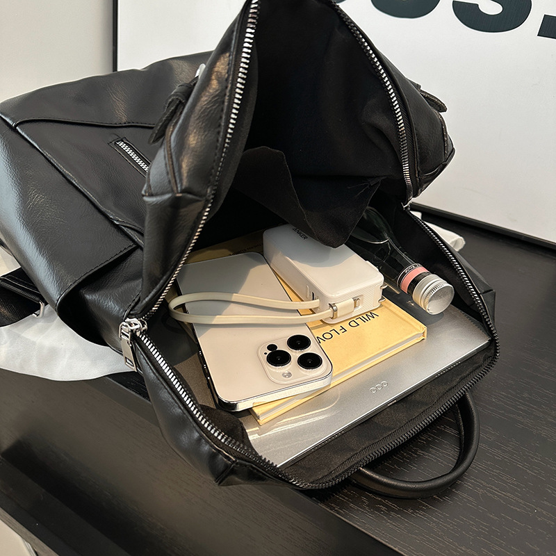 New Summer 2025 casual, simple and lightweight schoolbag, outdoor travel large-capacity backpack, retro and trendy backpack Application Scenario
