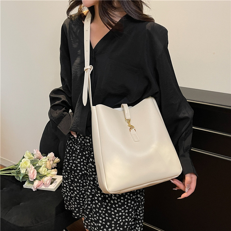 2025 New women's bag, casual large-capacity, spring and summer fashionable soft surface commuter bucket bag, single-shoulder bag details Picture