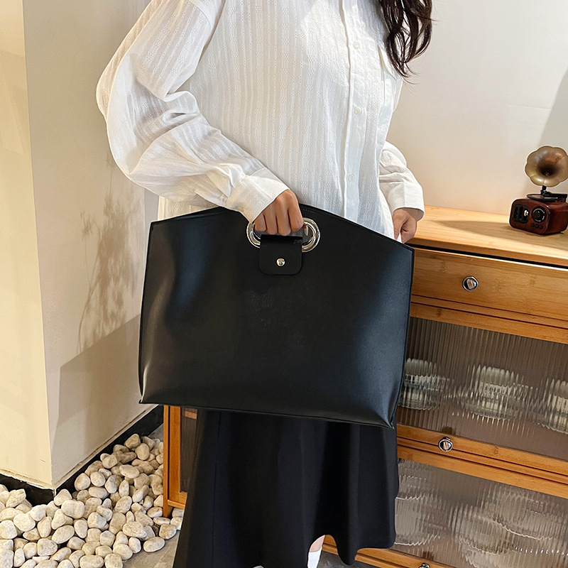 This is a new two-piece set bag with a niche and simple design for the summer of 2025. It is a casual, fashionable and versatile handbag details Picture