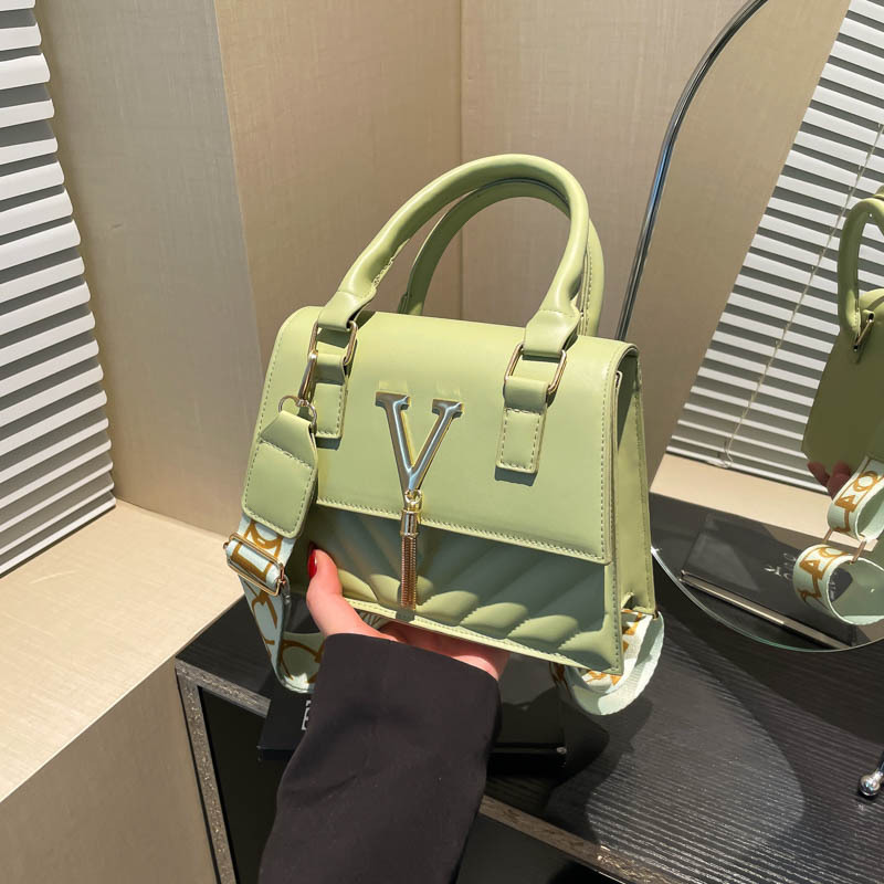 This year, the popular embroidered thread diamond-shaped bag for women in 2025 is a new single-shoulder bag with a stylish texture and a chain crossbody small square bag full figure