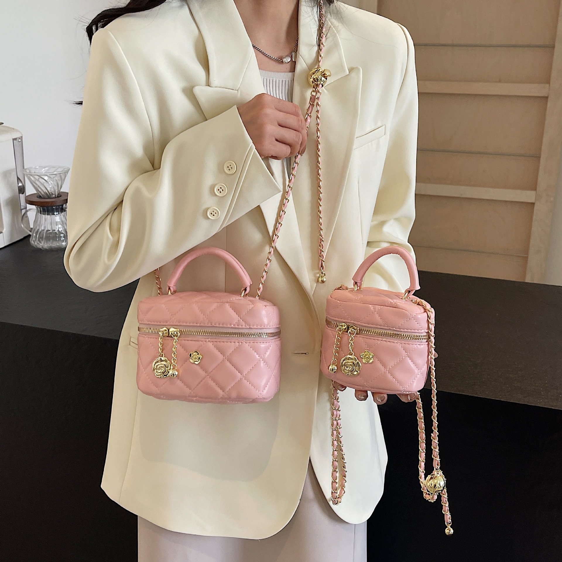 Xiaoxiangfeng diamond-shaped chain single-shoulder bag, a new summer handbag for women in 2025. It features a niche design and is a small square crossbody bag details Picture