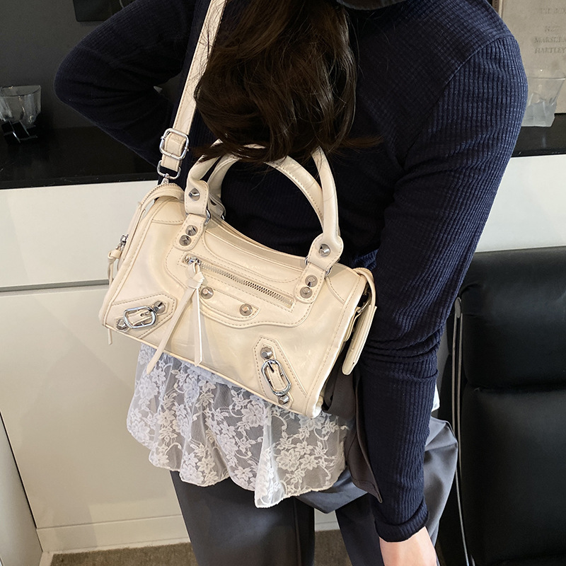 Trendy riveted motorcycle bag for women, 2025 new style, high-end single-shoulder crossbody bag, large capacity, retro hand-held pillow bag Specification drawing