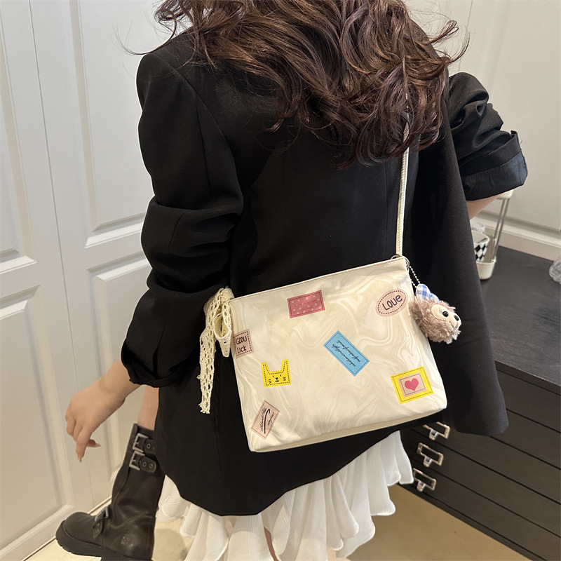 A new Korean-style fashionable single-shoulder crossbody bag with a large capacity for women in 2025, featuring a high-end and multi-functional commuter tote bag Specification drawing