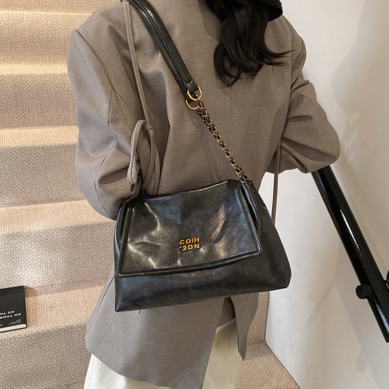 Retro and fashionable underarm bag, Korean style new work commuting bag, large-capacity tote bag 2024, trendy and versatile shoulder bag Application Scenario
