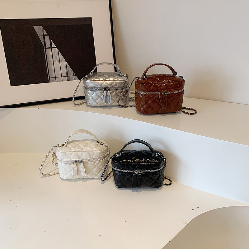 A high-end mini diamond-shaped chain bag for women's 2024 autumn and winter, a fashionable and high-quality niche single-shoulder crossbody bag Application Scenario
