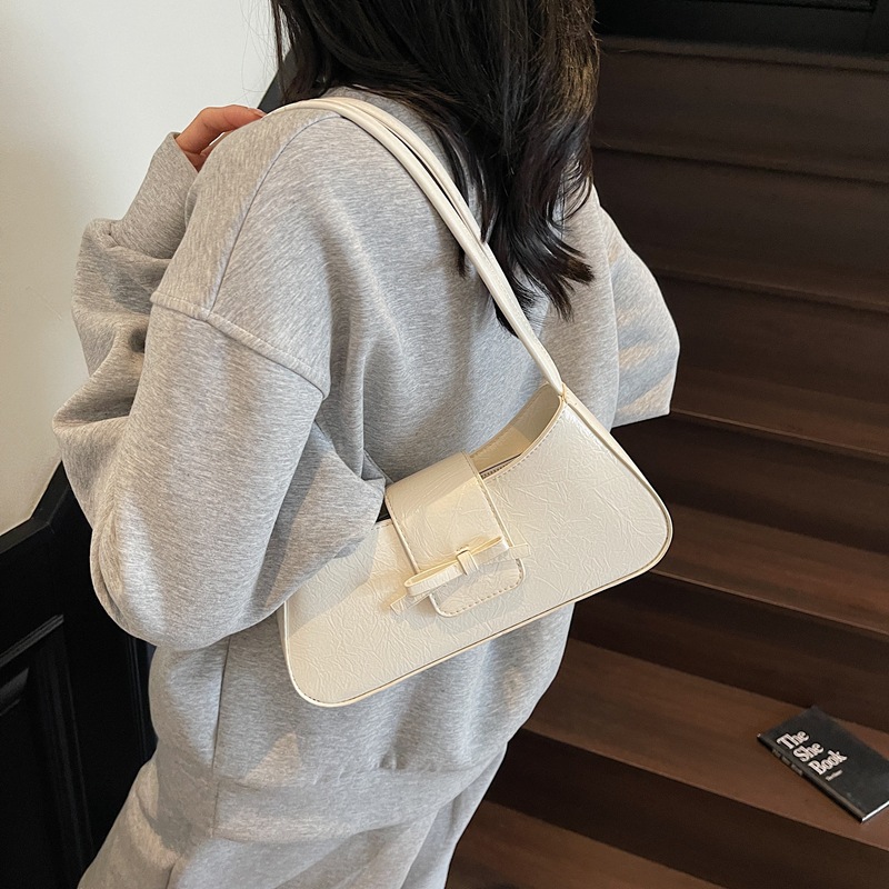 The 2025 summer new Korean-style niche design underarm bag for women, with a high-end quality and versatile commuting style. Solid color commuting single-shoulder bag Specification drawing
