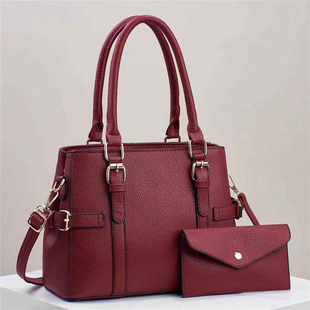 This is a popular high-end and versatile women's handbag with a large capacity. The soft leather mother-and-child bag is exquisite and high-end full figure