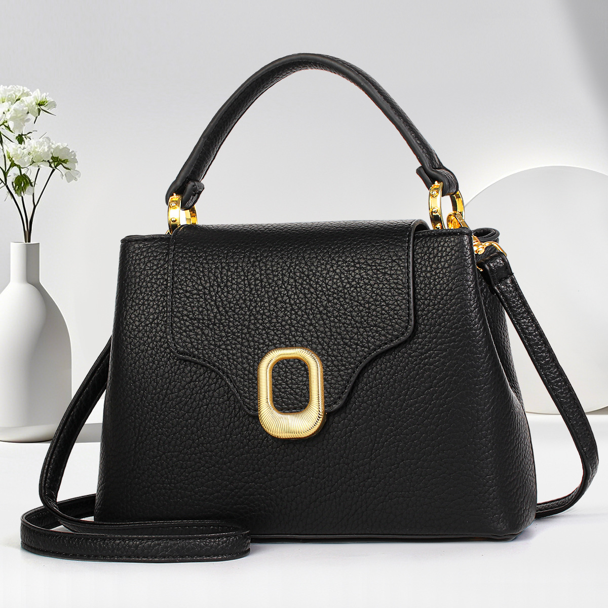 Fashionable hand-held small square bag for women, Spring 2025 new Korean solid color stylish crossbody bag, texture niche single-shoulder bag full figure